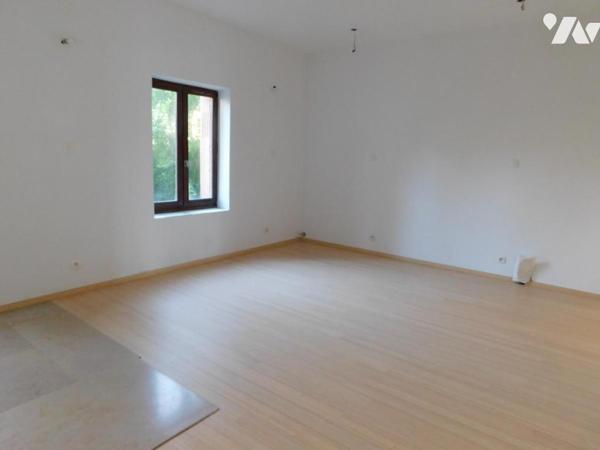 Maison terrain arboré de 1162 m² avec vue dégagée sur la ville et les jardins environnants