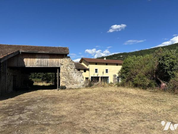 Ancienne ferme en pierre et dépendances à rénover 831m2