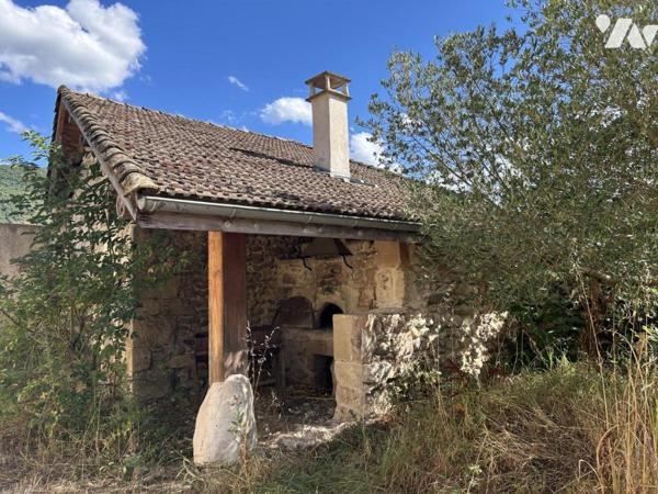 Ancienne ferme en pierre et dépendances à rénover 831m2