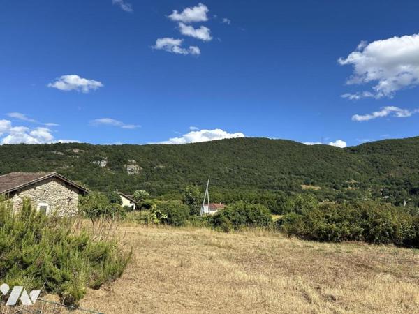 Ancienne ferme en pierre et dépendances à rénover 831m2