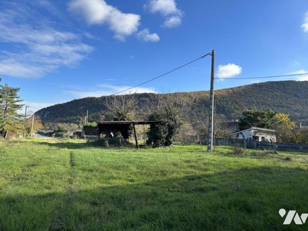 Ancienne ferme en pierre et dépendances à rénover 831m2