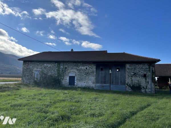 Ancienne ferme en pierre et dépendances à rénover 831m2