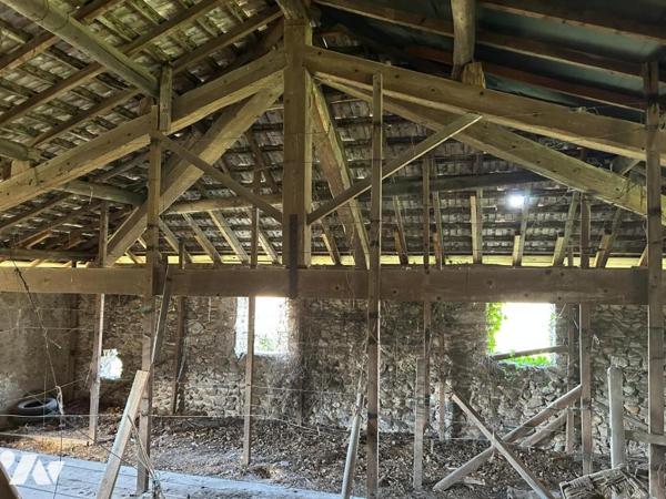 Ancienne ferme en pierre et dépendances à rénover 831m2