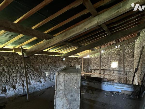 Ancienne ferme en pierre et dépendances à rénover 831m2