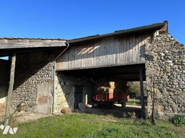 Ancienne ferme en pierre et dépendances à rénover 831m2