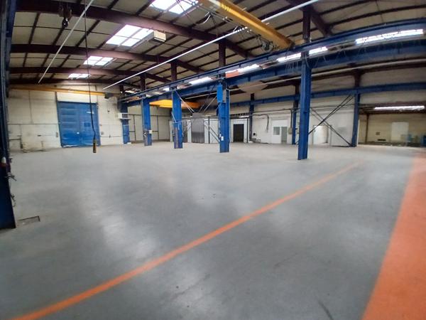 A LOUER Local d'activité de plus 3600 m2 sur 10 000m2 de terrain