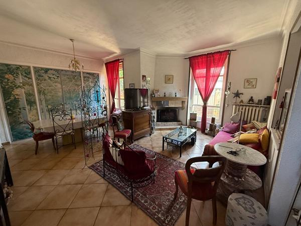 Maison Villeurbanne 4 pièces, charme de l'ancien, 2 cours, 3 chambres possibilité 4 , combles aménageables, caves