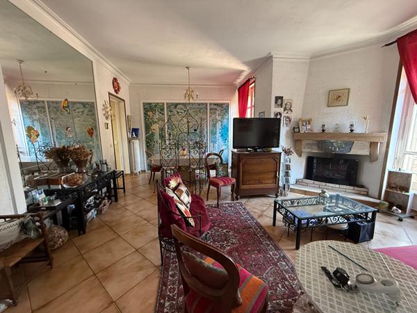 Maison Villeurbanne 4 pièces, charme de l'ancien, 2 cours, 3 chambres possibilité 4 , combles aménageables, caves
