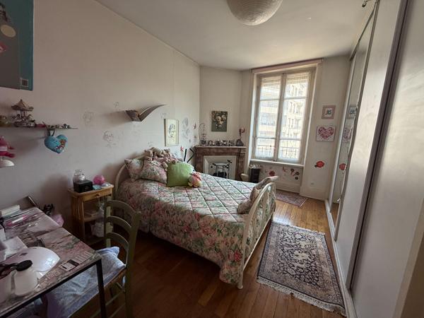 Maison Villeurbanne 4 pièces, charme de l'ancien, 2 cours, 3 chambres possibilité 4 , combles aménageables, caves