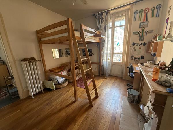 Maison Villeurbanne 4 pièces, charme de l'ancien, 2 cours, 3 chambres possibilité 4 , combles aménageables, caves