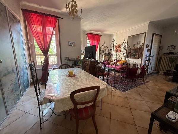 Maison Villeurbanne 4 pièces, charme de l'ancien, 2 cours, 3 chambres possibilité 4 , combles aménageables, caves