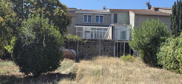 Maison de village avec terrain et dépendance