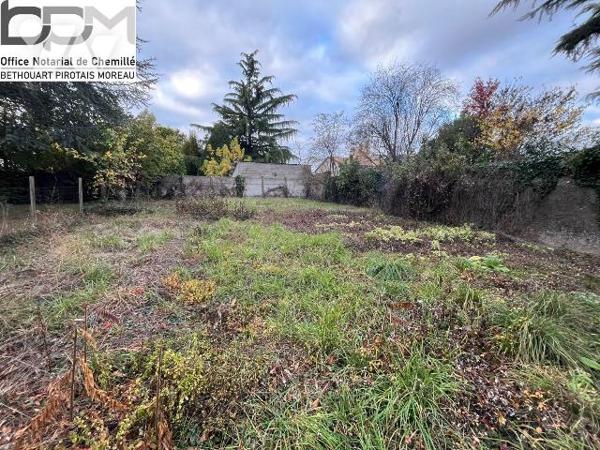 Opportunité à saisir ! À deux pas du centre-ville, terrain constructible de 675 m², partielleme...