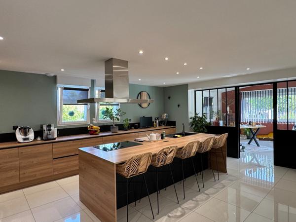 PAVILLON DE PLAIN PIED AVEC PISCINE - 330m2 HABITABLE