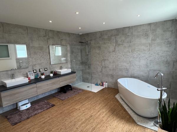 PAVILLON DE PLAIN PIED AVEC PISCINE - 330m2 HABITABLE