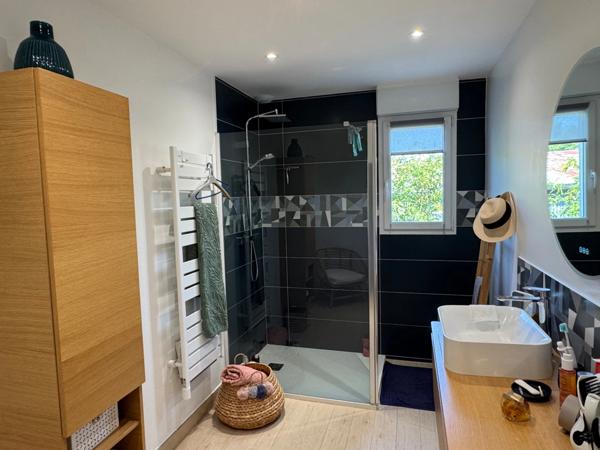 PAVILLON DE PLAIN PIED AVEC PISCINE - 330m2 HABITABLE