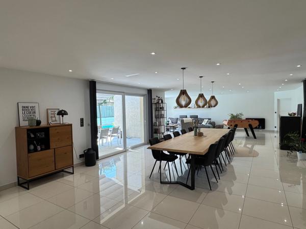 PAVILLON DE PLAIN PIED AVEC PISCINE - 330m2 HABITABLE