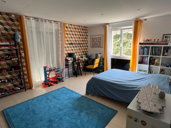 PAVILLON DE PLAIN PIED AVEC PISCINE - 330m2 HABITABLE