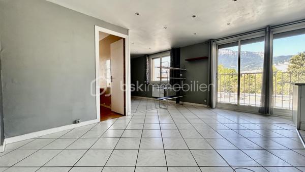 À vendre – Appartement 2 pièces de 45 m² avec cave

Situé au 143 rue de Stalingrad à Grenoble, cet appartement de 45 m², construit en 1955, offre une distribution fonctionnelle et de beaux atouts pour un premier achat ou un investissement locatif.

L’appartement se compose de :
une entrée,
une pièce de vie agréable avec cuisine équipée,
une chambre avec placard aménagé,
une salle d’eau,
un WC indépendant,
une cave.

Côté confort, le logement dispose de volets roulants électriques ainsi que d’un store banne. Le chauffage est individuel électrique, avec deux radiateurs neufs à inertie.
Le DPE est classé D.

Copropriété :
La fermeture de la copropriété a d’ores et déjà été votée et devrait être réalisée d’ici environ un an, apportant à terme davantage de sécurité et de confort aux résidents.

Informations financières :
Charges de copropriété : environ 742 € par an
Taxe foncière : 1 266 € par an
Chauffage individuel électrique
Cave incluse

Cet appartement présente également un intérêt locatif, avec une rentabilité annoncée de :
10 % en location non meublée.
12 % en location meublée.
Une opportunité particulièrement intéressante pour un investisseur à la recherche d’un bien offrant un fort potentiel de rentabilité.

L’appartement est à rafraîchir, offrant ainsi la possibilité de le remettre à votre goût et de valoriser pleinement son potentiel.

Un appartement fonctionnel, avec un potentiel intéressant, dans un secteur pratique de Grenoble.
À découvrir sans tarder !