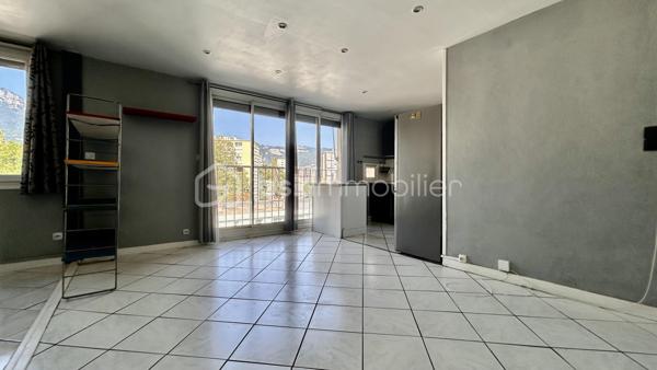 À vendre – Appartement 2 pièces de 45 m² avec cave

Situé au 143 rue de Stalingrad à Grenoble, cet appartement de 45 m², construit en 1955, offre une distribution fonctionnelle et de beaux atouts pour un premier achat ou un investissement locatif.

L’appartement se compose de :
une entrée,
une pièce de vie agréable avec cuisine équipée,
une chambre avec placard aménagé,
une salle d’eau,
un WC indépendant,
une cave.

Côté confort, le logement dispose de volets roulants électriques ainsi que d’un store banne. Le chauffage est individuel électrique, avec deux radiateurs neufs à inertie.
Le DPE est classé D.

Copropriété :
La fermeture de la copropriété a d’ores et déjà été votée et devrait être réalisée d’ici environ un an, apportant à terme davantage de sécurité et de confort aux résidents.

Informations financières :
Charges de copropriété : environ 742 € par an
Taxe foncière : 1 266 € par an
Chauffage individuel électrique
Cave incluse

Cet appartement présente également un intérêt locatif, avec une rentabilité annoncée de :
10 % en location non meublée.
12 % en location meublée.
Une opportunité particulièrement intéressante pour un investisseur à la recherche d’un bien offrant un fort potentiel de rentabilité.

L’appartement est à rafraîchir, offrant ainsi la possibilité de le remettre à votre goût et de valoriser pleinement son potentiel.

Un appartement fonctionnel, avec un potentiel intéressant, dans un secteur pratique de Grenoble.
À découvrir sans tarder !