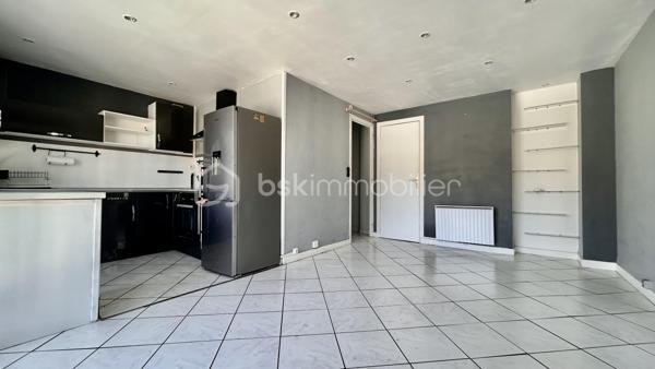 À vendre – Appartement 2 pièces de 45 m² avec cave

Situé au 143 rue de Stalingrad à Grenoble, cet appartement de 45 m², construit en 1955, offre une distribution fonctionnelle et de beaux atouts pour un premier achat ou un investissement locatif.

L’appartement se compose de :
une entrée,
une pièce de vie agréable avec cuisine équipée,
une chambre avec placard aménagé,
une salle d’eau,
un WC indépendant,
une cave.

Côté confort, le logement dispose de volets roulants électriques ainsi que d’un store banne. Le chauffage est individuel électrique, avec deux radiateurs neufs à inertie.
Le DPE est classé D.

Copropriété :
La fermeture de la copropriété a d’ores et déjà été votée et devrait être réalisée d’ici environ un an, apportant à terme davantage de sécurité et de confort aux résidents.

Informations financières :
Charges de copropriété : environ 742 € par an
Taxe foncière : 1 266 € par an
Chauffage individuel électrique
Cave incluse

Cet appartement présente également un intérêt locatif, avec une rentabilité annoncée de :
10 % en location non meublée.
12 % en location meublée.
Une opportunité particulièrement intéressante pour un investisseur à la recherche d’un bien offrant un fort potentiel de rentabilité.

L’appartement est à rafraîchir, offrant ainsi la possibilité de le remettre à votre goût et de valoriser pleinement son potentiel.

Un appartement fonctionnel, avec un potentiel intéressant, dans un secteur pratique de Grenoble.
À découvrir sans tarder !