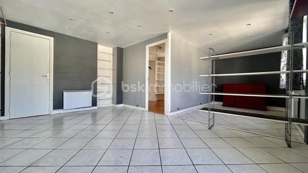 À vendre – Appartement 2 pièces de 45 m² avec cave

Situé au 143 rue de Stalingrad à Grenoble, cet appartement de 45 m², construit en 1955, offre une distribution fonctionnelle et de beaux atouts pour un premier achat ou un investissement locatif.

L’appartement se compose de :
une entrée,
une pièce de vie agréable avec cuisine équipée,
une chambre avec placard aménagé,
une salle d’eau,
un WC indépendant,
une cave.

Côté confort, le logement dispose de volets roulants électriques ainsi que d’un store banne. Le chauffage est individuel électrique, avec deux radiateurs neufs à inertie.
Le DPE est classé D.

Copropriété :
La fermeture de la copropriété a d’ores et déjà été votée et devrait être réalisée d’ici environ un an, apportant à terme davantage de sécurité et de confort aux résidents.

Informations financières :
Charges de copropriété : environ 742 € par an
Taxe foncière : 1 266 € par an
Chauffage individuel électrique
Cave incluse

Cet appartement présente également un intérêt locatif, avec une rentabilité annoncée de :
10 % en location non meublée.
12 % en location meublée.
Une opportunité particulièrement intéressante pour un investisseur à la recherche d’un bien offrant un fort potentiel de rentabilité.

L’appartement est à rafraîchir, offrant ainsi la possibilité de le remettre à votre goût et de valoriser pleinement son potentiel.

Un appartement fonctionnel, avec un potentiel intéressant, dans un secteur pratique de Grenoble.
À découvrir sans tarder !