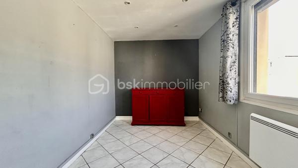 À vendre – Appartement 2 pièces de 45 m² avec cave

Situé au 143 rue de Stalingrad à Grenoble, cet appartement de 45 m², construit en 1955, offre une distribution fonctionnelle et de beaux atouts pour un premier achat ou un investissement locatif.

L’appartement se compose de :
une entrée,
une pièce de vie agréable avec cuisine équipée,
une chambre avec placard aménagé,
une salle d’eau,
un WC indépendant,
une cave.

Côté confort, le logement dispose de volets roulants électriques ainsi que d’un store banne. Le chauffage est individuel électrique, avec deux radiateurs neufs à inertie.
Le DPE est classé D.

Copropriété :
La fermeture de la copropriété a d’ores et déjà été votée et devrait être réalisée d’ici environ un an, apportant à terme davantage de sécurité et de confort aux résidents.

Informations financières :
Charges de copropriété : environ 742 € par an
Taxe foncière : 1 266 € par an
Chauffage individuel électrique
Cave incluse

Cet appartement présente également un intérêt locatif, avec une rentabilité annoncée de :
10 % en location non meublée.
12 % en location meublée.
Une opportunité particulièrement intéressante pour un investisseur à la recherche d’un bien offrant un fort potentiel de rentabilité.

L’appartement est à rafraîchir, offrant ainsi la possibilité de le remettre à votre goût et de valoriser pleinement son potentiel.

Un appartement fonctionnel, avec un potentiel intéressant, dans un secteur pratique de Grenoble.
À découvrir sans tarder !