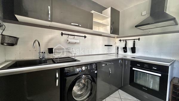 À vendre – Appartement 2 pièces de 45 m² avec cave

Situé au 143 rue de Stalingrad à Grenoble, cet appartement de 45 m², construit en 1955, offre une distribution fonctionnelle et de beaux atouts pour un premier achat ou un investissement locatif.

L’appartement se compose de :
une entrée,
une pièce de vie agréable avec cuisine équipée,
une chambre avec placard aménagé,
une salle d’eau,
un WC indépendant,
une cave.

Côté confort, le logement dispose de volets roulants électriques ainsi que d’un store banne. Le chauffage est individuel électrique, avec deux radiateurs neufs à inertie.
Le DPE est classé D.

Copropriété :
La fermeture de la copropriété a d’ores et déjà été votée et devrait être réalisée d’ici environ un an, apportant à terme davantage de sécurité et de confort aux résidents.

Informations financières :
Charges de copropriété : environ 742 € par an
Taxe foncière : 1 266 € par an
Chauffage individuel électrique
Cave incluse

Cet appartement présente également un intérêt locatif, avec une rentabilité annoncée de :
10 % en location non meublée.
12 % en location meublée.
Une opportunité particulièrement intéressante pour un investisseur à la recherche d’un bien offrant un fort potentiel de rentabilité.

L’appartement est à rafraîchir, offrant ainsi la possibilité de le remettre à votre goût et de valoriser pleinement son potentiel.

Un appartement fonctionnel, avec un potentiel intéressant, dans un secteur pratique de Grenoble.
À découvrir sans tarder !