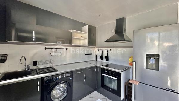 À vendre – Appartement 2 pièces de 45 m² avec cave

Situé au 143 rue de Stalingrad à Grenoble, cet appartement de 45 m², construit en 1955, offre une distribution fonctionnelle et de beaux atouts pour un premier achat ou un investissement locatif.

L’appartement se compose de :
une entrée,
une pièce de vie agréable avec cuisine équipée,
une chambre avec placard aménagé,
une salle d’eau,
un WC indépendant,
une cave.

Côté confort, le logement dispose de volets roulants électriques ainsi que d’un store banne. Le chauffage est individuel électrique, avec deux radiateurs neufs à inertie.
Le DPE est classé D.

Copropriété :
La fermeture de la copropriété a d’ores et déjà été votée et devrait être réalisée d’ici environ un an, apportant à terme davantage de sécurité et de confort aux résidents.

Informations financières :
Charges de copropriété : environ 742 € par an
Taxe foncière : 1 266 € par an
Chauffage individuel électrique
Cave incluse

Cet appartement présente également un intérêt locatif, avec une rentabilité annoncée de :
10 % en location non meublée.
12 % en location meublée.
Une opportunité particulièrement intéressante pour un investisseur à la recherche d’un bien offrant un fort potentiel de rentabilité.

L’appartement est à rafraîchir, offrant ainsi la possibilité de le remettre à votre goût et de valoriser pleinement son potentiel.

Un appartement fonctionnel, avec un potentiel intéressant, dans un secteur pratique de Grenoble.
À découvrir sans tarder !