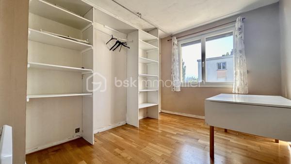 À vendre – Appartement 2 pièces de 45 m² avec cave

Situé au 143 rue de Stalingrad à Grenoble, cet appartement de 45 m², construit en 1955, offre une distribution fonctionnelle et de beaux atouts pour un premier achat ou un investissement locatif.

L’appartement se compose de :
une entrée,
une pièce de vie agréable avec cuisine équipée,
une chambre avec placard aménagé,
une salle d’eau,
un WC indépendant,
une cave.

Côté confort, le logement dispose de volets roulants électriques ainsi que d’un store banne. Le chauffage est individuel électrique, avec deux radiateurs neufs à inertie.
Le DPE est classé D.

Copropriété :
La fermeture de la copropriété a d’ores et déjà été votée et devrait être réalisée d’ici environ un an, apportant à terme davantage de sécurité et de confort aux résidents.

Informations financières :
Charges de copropriété : environ 742 € par an
Taxe foncière : 1 266 € par an
Chauffage individuel électrique
Cave incluse

Cet appartement présente également un intérêt locatif, avec une rentabilité annoncée de :
10 % en location non meublée.
12 % en location meublée.
Une opportunité particulièrement intéressante pour un investisseur à la recherche d’un bien offrant un fort potentiel de rentabilité.

L’appartement est à rafraîchir, offrant ainsi la possibilité de le remettre à votre goût et de valoriser pleinement son potentiel.

Un appartement fonctionnel, avec un potentiel intéressant, dans un secteur pratique de Grenoble.
À découvrir sans tarder !