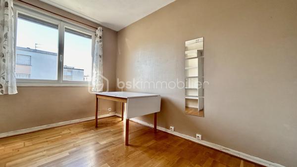 À vendre – Appartement 2 pièces de 45 m² avec cave

Situé au 143 rue de Stalingrad à Grenoble, cet appartement de 45 m², construit en 1955, offre une distribution fonctionnelle et de beaux atouts pour un premier achat ou un investissement locatif.

L’appartement se compose de :
une entrée,
une pièce de vie agréable avec cuisine équipée,
une chambre avec placard aménagé,
une salle d’eau,
un WC indépendant,
une cave.

Côté confort, le logement dispose de volets roulants électriques ainsi que d’un store banne. Le chauffage est individuel électrique, avec deux radiateurs neufs à inertie.
Le DPE est classé D.

Copropriété :
La fermeture de la copropriété a d’ores et déjà été votée et devrait être réalisée d’ici environ un an, apportant à terme davantage de sécurité et de confort aux résidents.

Informations financières :
Charges de copropriété : environ 742 € par an
Taxe foncière : 1 266 € par an
Chauffage individuel électrique
Cave incluse

Cet appartement présente également un intérêt locatif, avec une rentabilité annoncée de :
10 % en location non meublée.
12 % en location meublée.
Une opportunité particulièrement intéressante pour un investisseur à la recherche d’un bien offrant un fort potentiel de rentabilité.

L’appartement est à rafraîchir, offrant ainsi la possibilité de le remettre à votre goût et de valoriser pleinement son potentiel.

Un appartement fonctionnel, avec un potentiel intéressant, dans un secteur pratique de Grenoble.
À découvrir sans tarder !