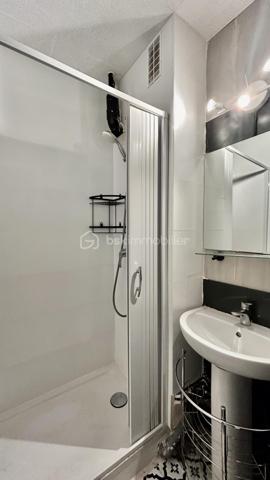 À vendre – Appartement 2 pièces de 45 m² avec cave

Situé au 143 rue de Stalingrad à Grenoble, cet appartement de 45 m², construit en 1955, offre une distribution fonctionnelle et de beaux atouts pour un premier achat ou un investissement locatif.

L’appartement se compose de :
une entrée,
une pièce de vie agréable avec cuisine équipée,
une chambre avec placard aménagé,
une salle d’eau,
un WC indépendant,
une cave.

Côté confort, le logement dispose de volets roulants électriques ainsi que d’un store banne. Le chauffage est individuel électrique, avec deux radiateurs neufs à inertie.
Le DPE est classé D.

Copropriété :
La fermeture de la copropriété a d’ores et déjà été votée et devrait être réalisée d’ici environ un an, apportant à terme davantage de sécurité et de confort aux résidents.

Informations financières :
Charges de copropriété : environ 742 € par an
Taxe foncière : 1 266 € par an
Chauffage individuel électrique
Cave incluse

Cet appartement présente également un intérêt locatif, avec une rentabilité annoncée de :
10 % en location non meublée.
12 % en location meublée.
Une opportunité particulièrement intéressante pour un investisseur à la recherche d’un bien offrant un fort potentiel de rentabilité.

L’appartement est à rafraîchir, offrant ainsi la possibilité de le remettre à votre goût et de valoriser pleinement son potentiel.

Un appartement fonctionnel, avec un potentiel intéressant, dans un secteur pratique de Grenoble.
À découvrir sans tarder !
