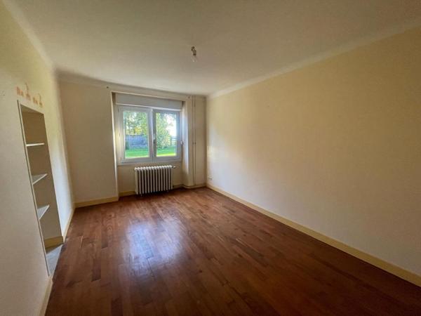 Ancien corps de ferme en pierre - charme, calme et potentiel à la campagne