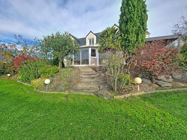 Maison familiale A VENDRE, bourg de Saint Herblon, 5 chambres, jardin paysagé, grand garage