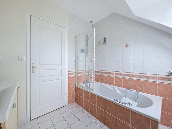 Maison familiale A VENDRE, bourg de Saint Herblon, 5 chambres, jardin paysagé, grand garage