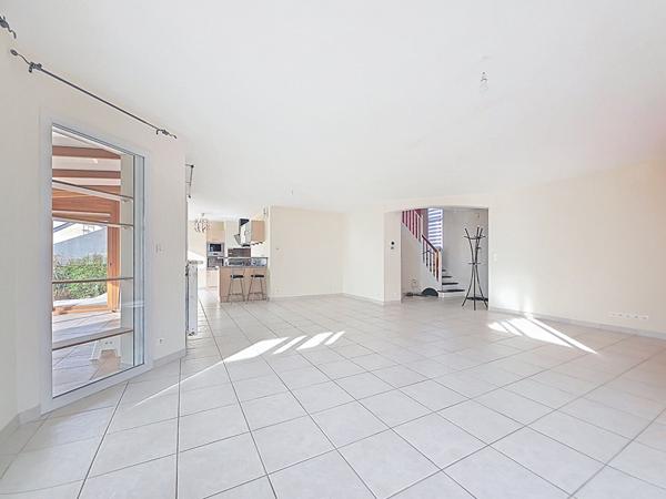 Maison familiale A VENDRE, bourg de Saint Herblon, 5 chambres, jardin paysagé, grand garage