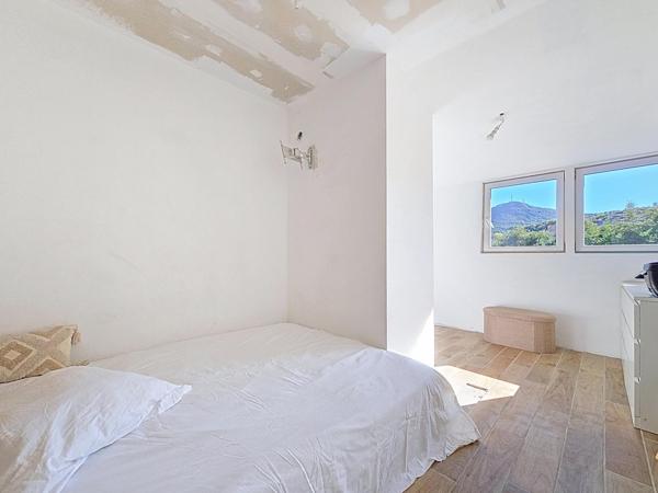 Maison de village à finir de rénover avec jardin – 82 m² habitables + jardin de 150 m² – Bédarieux centre