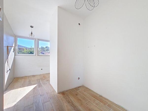 Maison de village à finir de rénover avec jardin – 82 m² habitables + jardin de 150 m² – Bédarieux centre