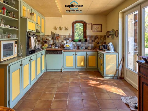 Propriete à vendre 7 pièces FUMEL (47) Propriété de 230m2 sur 11ha de prairie et de bois. Piscine et lac