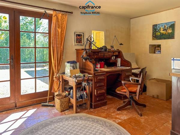 Propriete à vendre 7 pièces FUMEL (47) Propriété de 230m2 sur 11ha de prairie et de bois. Piscine et lac