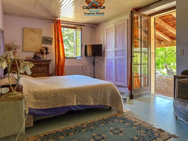 Propriete à vendre 7 pièces FUMEL (47) Propriété de 230m2 sur 11ha de prairie et de bois. Piscine et lac