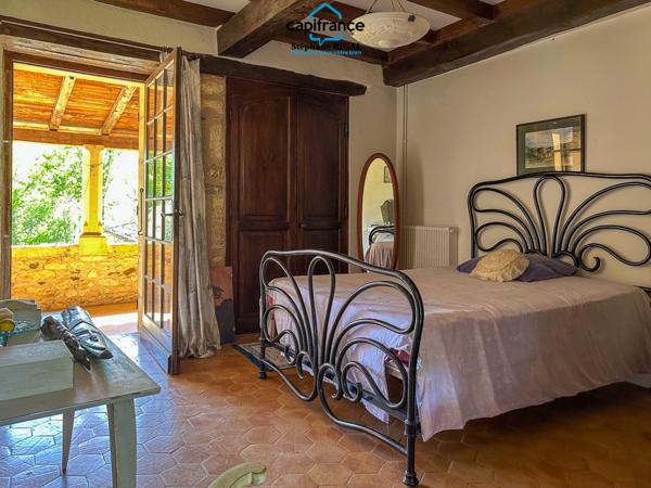 Propriete à vendre 7 pièces FUMEL (47) Propriété de 230m2 sur 11ha de prairie et de bois. Piscine et lac