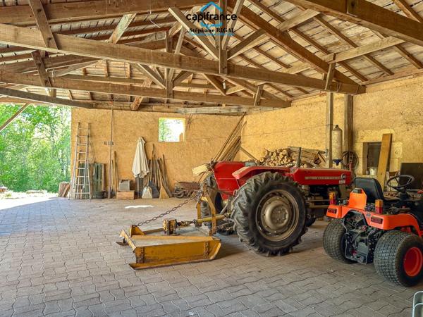 Propriete à vendre 7 pièces FUMEL (47) Propriété de 230m2 sur 11ha de prairie et de bois. Piscine et lac