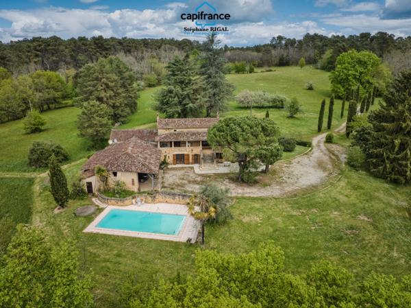 Propriete à vendre 7 pièces FUMEL (47) Propriété de 230m2 sur 11ha de prairie et de bois. Piscine et lac