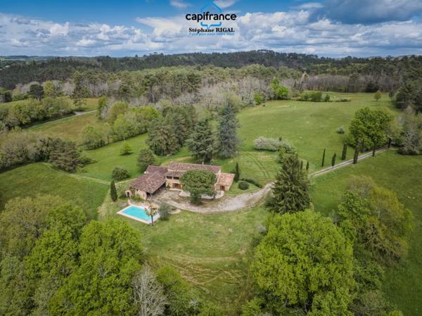 Propriete à vendre 7 pièces FUMEL (47) Propriété de 230m2 sur 11ha de prairie et de bois. Piscine et lac