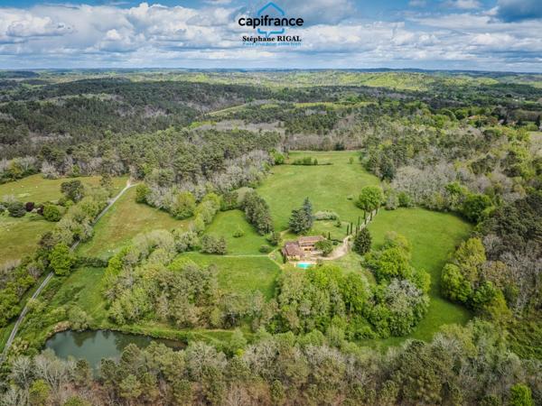 Propriete à vendre 7 pièces FUMEL (47) Propriété de 230m2 sur 11ha de prairie et de bois. Piscine et lac