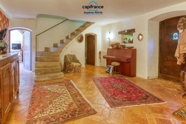 Propriete à vendre 7 pièces FUMEL (47) Propriété de 230m2 sur 11ha de prairie et de bois. Piscine et lac