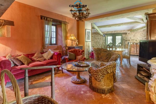 Propriete à vendre 7 pièces FUMEL (47) Propriété de 230m2 sur 11ha de prairie et de bois. Piscine et lac