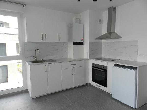 FAVERGES. APPARTEMENT 2 PIECES MEUBLE AVEC GARAGE