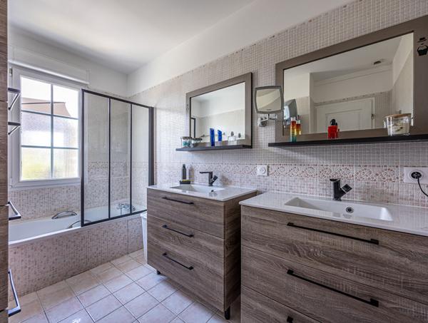 Maison quatre chambres, suite parentale en rez-de-chaussée, piscine !,  
Lagord 17140